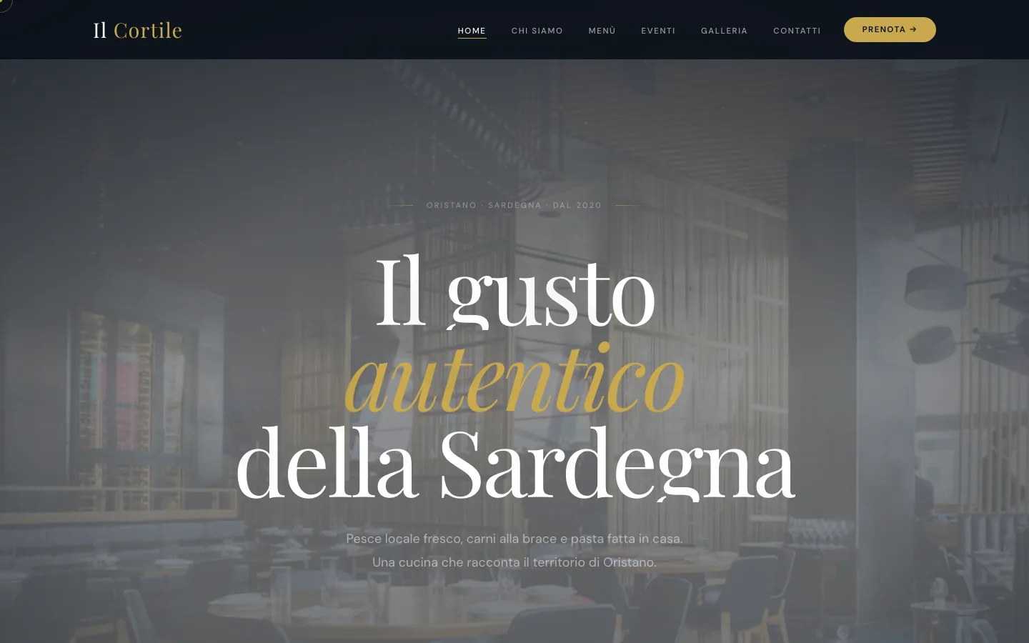 Pagina iniziale dell'esempio del Cortile con un piatto in primo piano sullo sfondo scuro